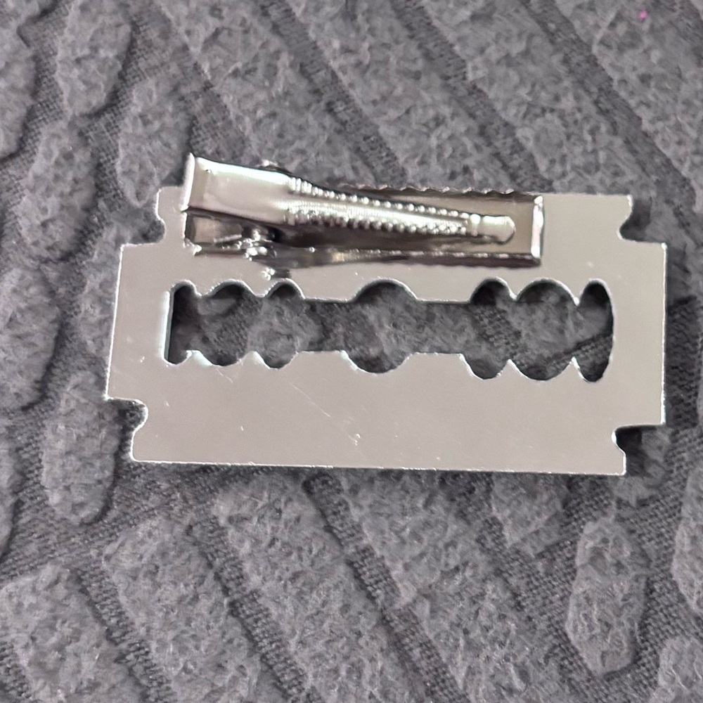 Silver Razor Blade Hair Clip - Metallic Accessory - Picture 5 of 7